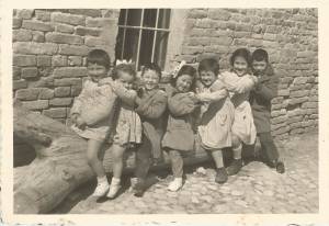 Pier Sante, Antonietta, Luciano, Sandra, Maria Ida, Maria Antonietta, Antonio, davanti al cortile del mulino di nonno Sante.