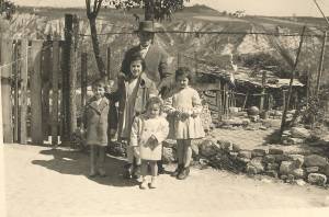 Il nonno Sante con i nipoti, Pier Sante, Antonietta, Maria Antonietta e Maria Ida davanti al suo orto.